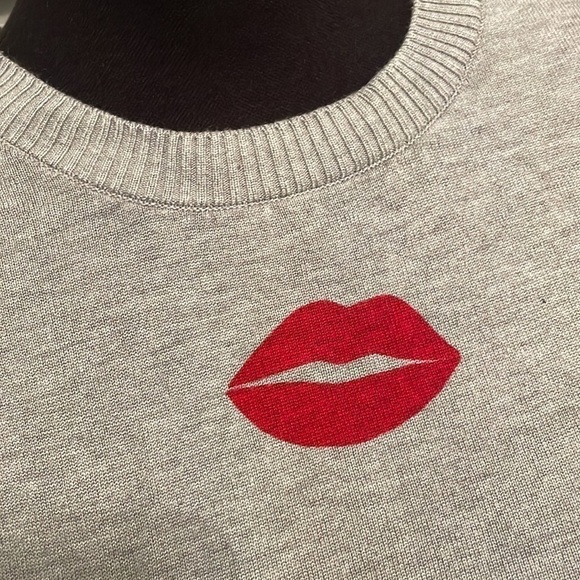 MARLED DOVE GREY SWEATER WITH RED LIPS SIZE XL - Picture 6 of 7